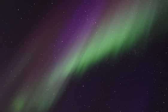 Perbedaan aurora dengan airglow
