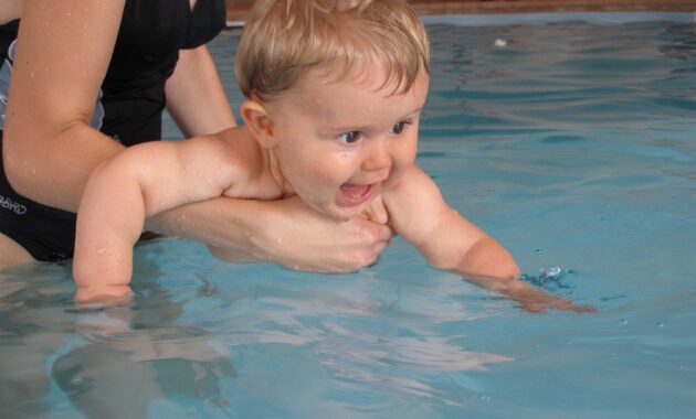 manfaat bayi berenang