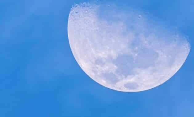 Bulan di siang hari