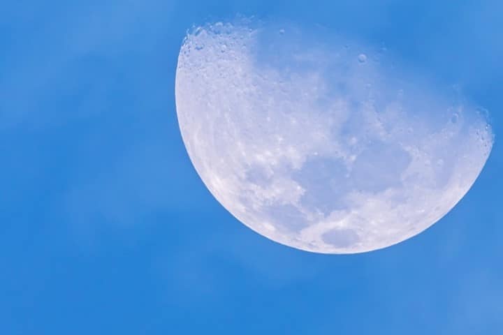 Bulan di siang hari