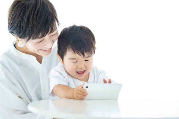 menenangkan anak nangis dengan hp